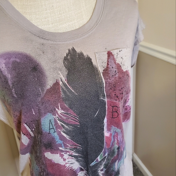 BILLABONG | Women's gray with feather print cap-sleeve t-shirt. - Picture 3 of 8